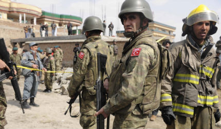 12 войници и 2 деца загинаха, след като турски хеликоптер се разби в Кабул
