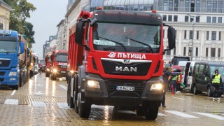 Камиони и самосвали стовариха протеста на пътищарите на жълтите павета