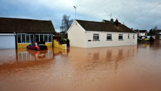 Порои наводниха стотици домове във Великобритания 