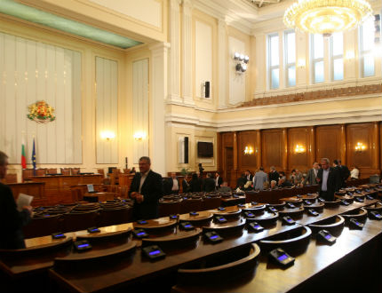 НС прие Бюджет 2015 със среднощно гласуване в полупразна зала