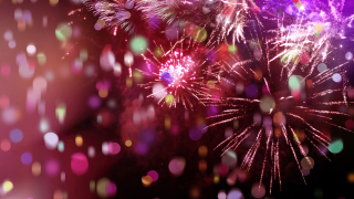 Къща на покрив пламна заради запалени фойерверки в близост в