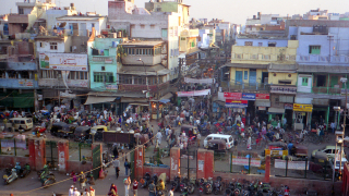 Двама български граждани са задържани в Делхи за източване на