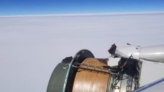 Самолетът на американската авиокомпания United Airlines Боинг 777 извърши аварийно