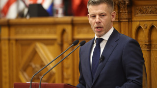 Напива се в бара и краде телефон? Ето защо снеха имунитета на унгарския премиер Петер Магяр
