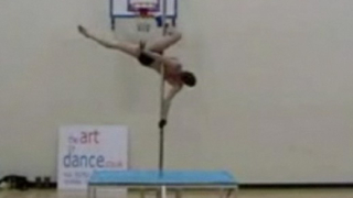 Танци на пилон пред 14-годишни разгневиха учители