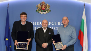 Министърът на младежта и спорта Красен Кралев връчи почетен плакет