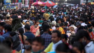 Най-малко 27 души загинаха, стъпкани от тълпата на религиозно събиране в Индия