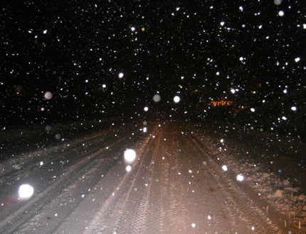 Снегът затвори магистрала Люлин за камиони