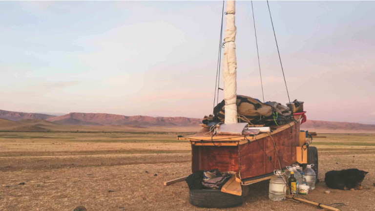 С лодка през пустошта на Монголия