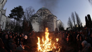 Хиляди хора протестираха в сръбската столица Белград срещу предполагаемото потискане