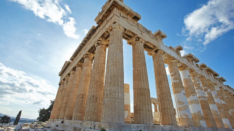 Туристите в Гърция харчат повече