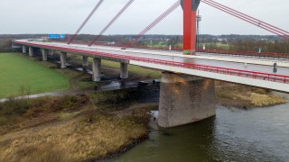 27 души са ранени след като швейцарски пътнически кораб се