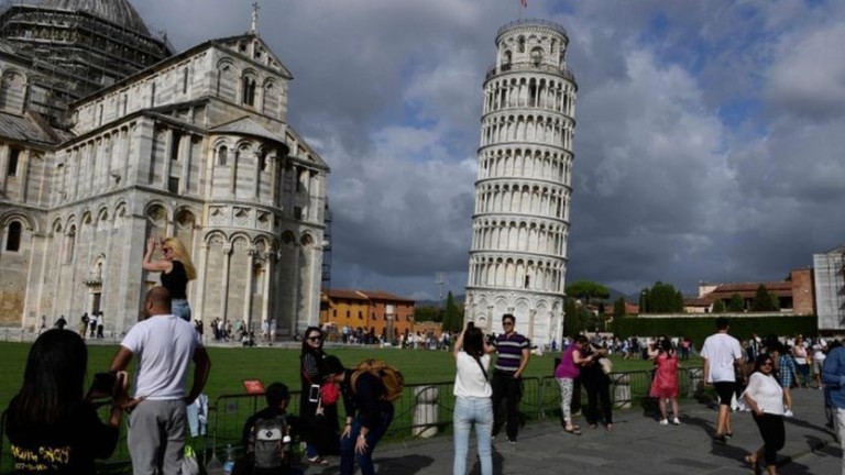 Наклонът на 57-метровата кула в Пиза е намалял, съобщава Би