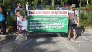 С тебеширен флашмоб родители недоволстват от политиката за децата у нас