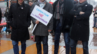 Смелчаци с токчета тичат в снега за 8 март