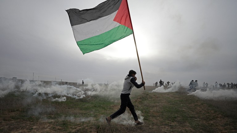 Хиляди палестинци излязоха по улиците на Газа и окупирания Западен