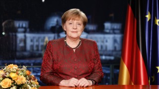 Почти половината от германците искат канцлерът Ангела Меркел да сдаде