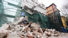 Фасада на сграда се срути върху тротоар в София