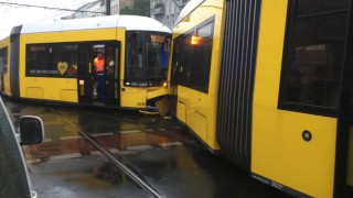 Десетки ранени след челен сблъсък на два трамвая в Берлин
