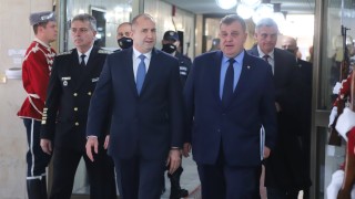 Радев впечатлен от състоянието и подготовката на въоръжените сили