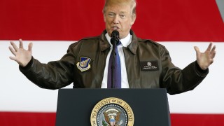 Американският президент Доналд Тръмп пристигна в Япония откъдето започва 12 дневната