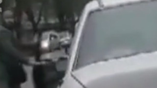 Млад мъж преби с тръба възрастен мъж който го засякъл