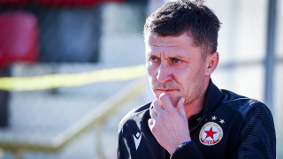 Наставникът на ЦСКА Саша Илич говори пред колегите от Спортал след
