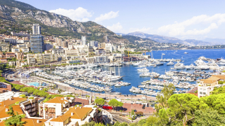 Полицията издирва двама крадци след обир на бижутерия в Монако 