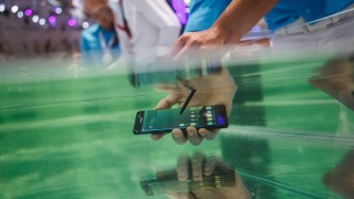 Съдят Samsung в Австралия заради подвеждаща реклама за телефон, който може да се ползва в басейн