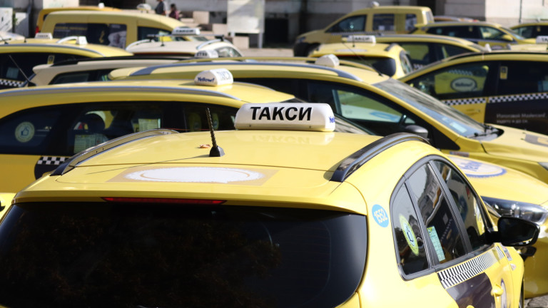Таксиметрови шофьори протестираха в София, пред сградата на Столичната община,