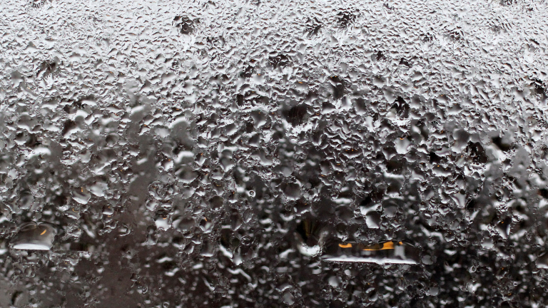 "Пясъчен" дъжд валя в София