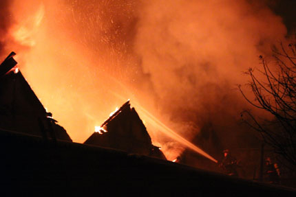 Пожар унищожи десетки домове в Марсилия