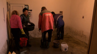 Бригади ремонтират пострадали от наводнението къщи в бургаско