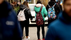 Двете момичета, тормозили момчето със СОП в Перник, са преместени в други училища