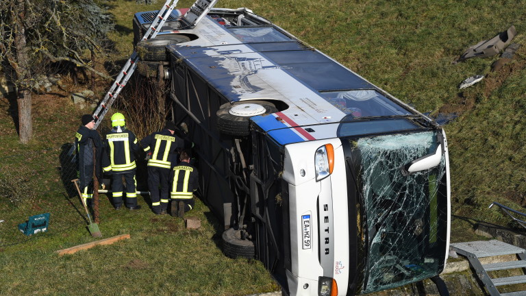 Автобус се обърна в канавка край Пловдив