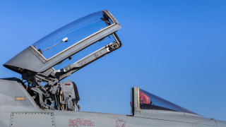 Двама членове на екипажа на ирански двуместен самолет F 5 са