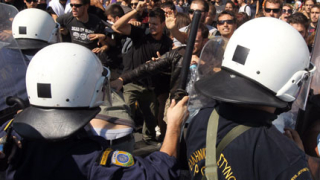 Недоволни гърци блокираха министерства в Атина