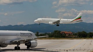 Български самолет се приземи аварийно във Виена