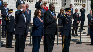 Военният министър на САЩ Лойд Остин разговаря с престолонаследника на
