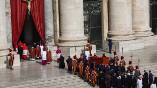 Тленните останки на папа Франциск бяха пренесени тази сутрин от