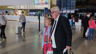 Футболният тим на ЦСКА беше посрещнат от свои фенове на