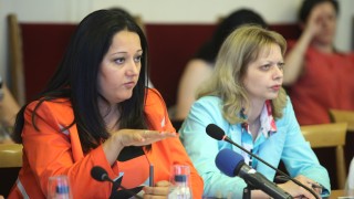 Шалове и вратовръзки подаряваме на гостите си по време на европредседателството