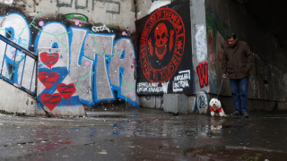 Червен или бял череп в кръг на черен фон е