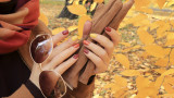 Тенденции при маникюра за есен 2023 - цветни и смели нокти за шарени дни