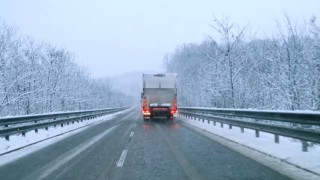 Заради сняг ограничиха движението на ремаркета и полуремаркета през проходите Рожен и Превала