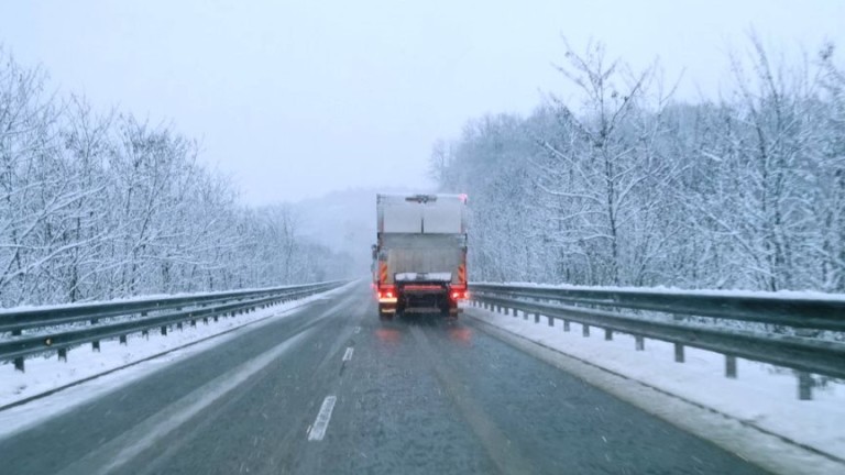 Сняг вали в областите Бургас, Варна, В. Търново, Враца, Монтана,