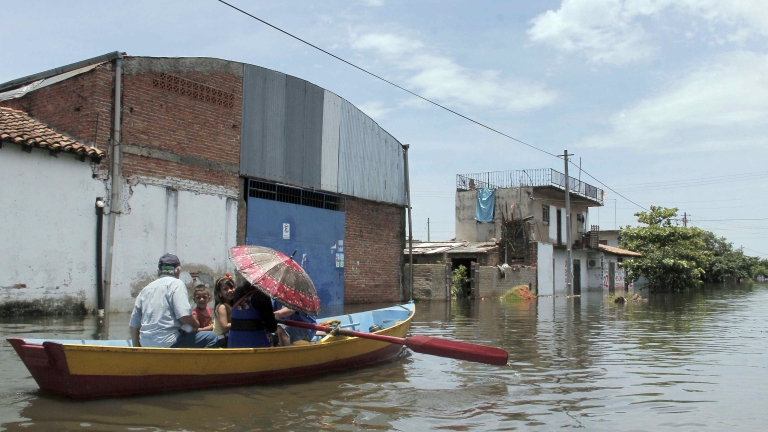Наводнения в Латинска Америка убиха десетки и евакуираха стотици хиляди 