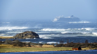 Разпространиха кадри от бедстващия круизен лайнер край Норвегия