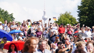 Хиляди протестиращи излязоха на поляната пред германския парламент в сряда