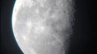Луната може да е по-млада със 100 млн. години 